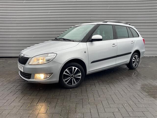 Grijs (metallic) Gebruikt 2011 Skoda Fabia Family Stationwagen | € 4.980 (Eerlijke prijs) - Afbeelding 1/4