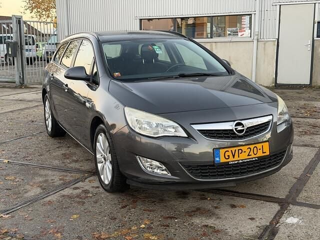 Grijs Gebruikt 2012 Opel Astra Selection Stationwagen | € 4.999 (Goede deal) - Afbeelding 1/4