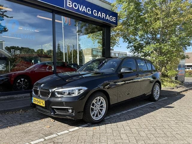 Zwart Gebruikt 2019 BMW 118 Executive Hatchback | € 17.250 (Goede deal) - Afbeelding 1/4