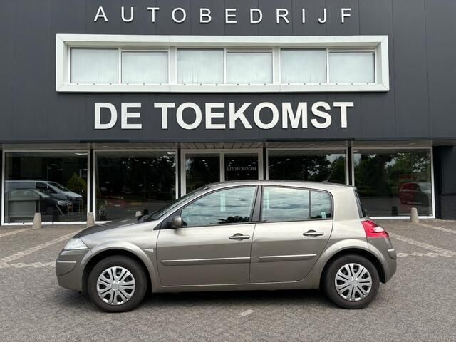 Beige, metallic lak Gebruikt 2008 Renault Mégane III Hatchback | € 2.750 (Eerlijke prijs) - Afbeelding 1/4