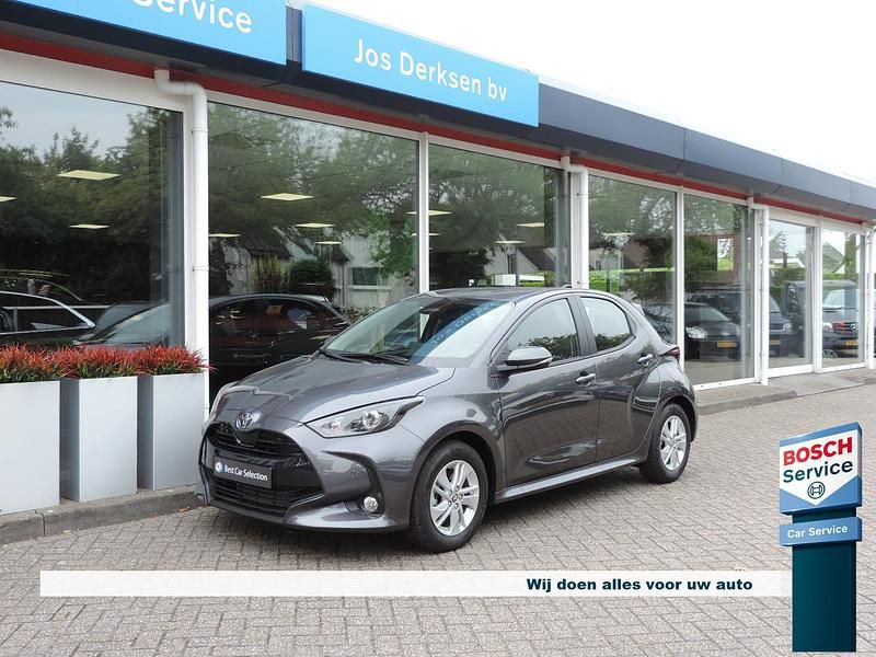 Grijs Nieuw 2025 Toyota Yaris Hybrid Active Hatchback | € 27.480 (Duur) - Afbeelding 1/4
