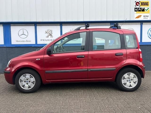 Rood, metallic lak Gebruikt 2004 Fiat Panda Dynamic Hatchback | € 1.495 (Eerlijke prijs) - Afbeelding 1/4