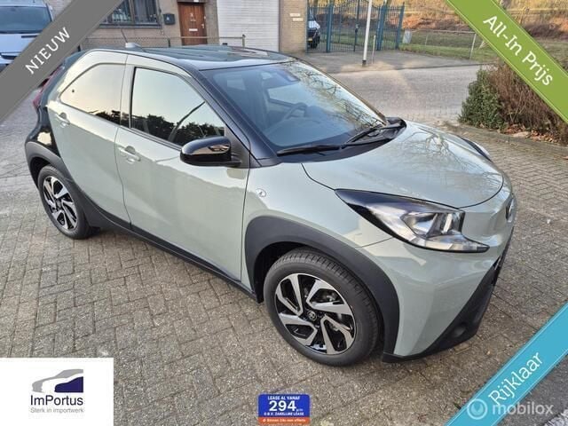 Groen Nieuw 2025 Toyota Aygo X Pulse SUV | € 21.995 - Afbeelding 1/4