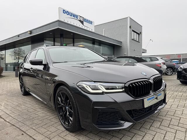 Grijs Occasion 2024 BMW 530e M Sport Stationwagen | € 46.950 (Eerlijke prijs) - Afbeelding 1/4