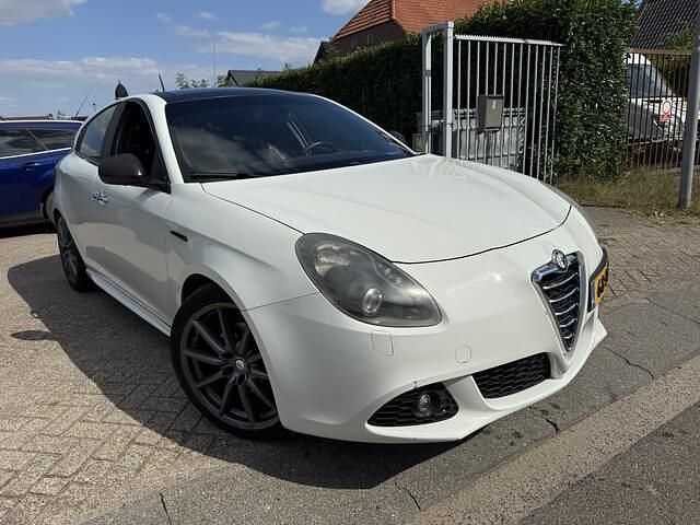 Wit Gebruikt 2011 Alfa Romeo Giulietta Distinctive Hatchback | € 3.500 (Iets duurder) - Afbeelding 1/4
