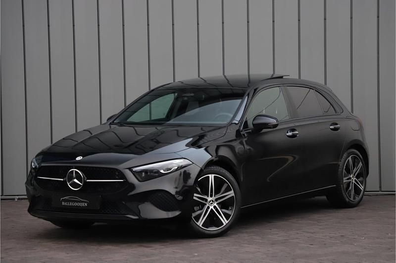 Zwart Gebruikt 2024 Mercedes A200 Luxury Hatchback | € 37.500 (Eerlijke prijs) - Afbeelding 1/4