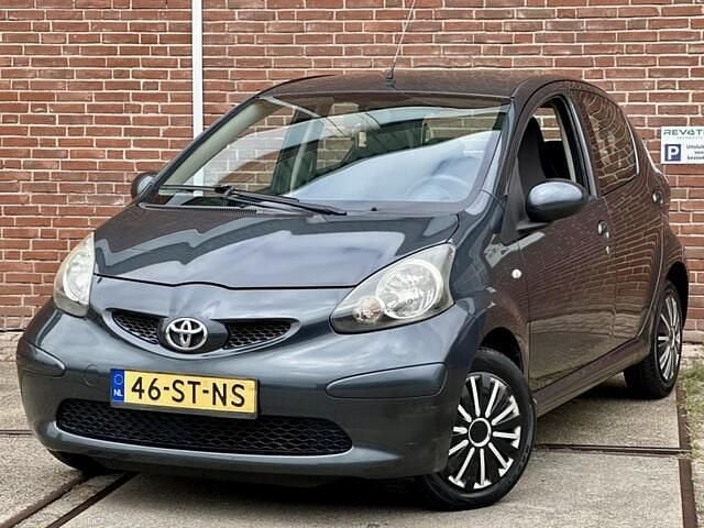 Grijs Gebruikt 2006 Toyota Aygo Hatchback | € 1.950 (Eerlijke prijs) - Afbeelding 1/4