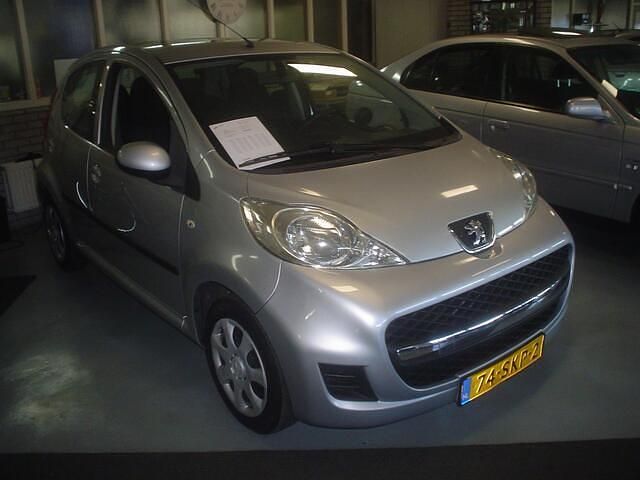 Grijs (metallic) Gebruikt 2010 Peugeot 107 Hatchback | € 3.950 (Eerlijke prijs) - Afbeelding 1/4