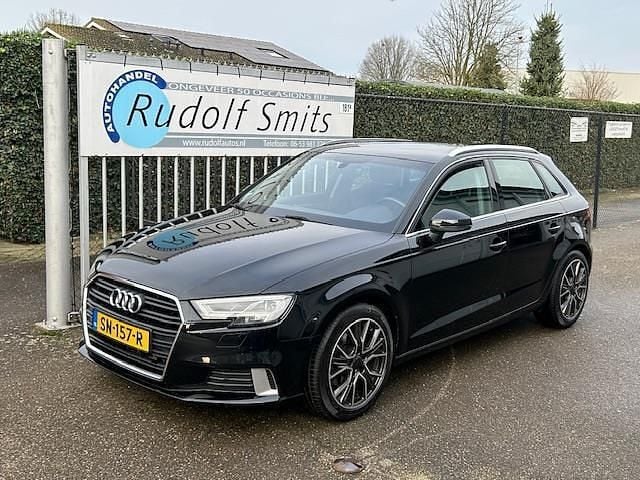 Zwart (metallic) Gebruikt 2018 Audi A3 Sportback Sport Hatchback | € 11.900 (Eerlijke prijs) - Afbeelding 1/4