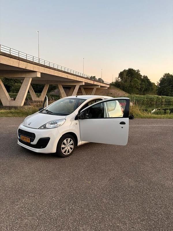 Occasion 2013 Peugeot 107 Hatchback | € 1.500 (Super prijs) - Afbeelding 1/4