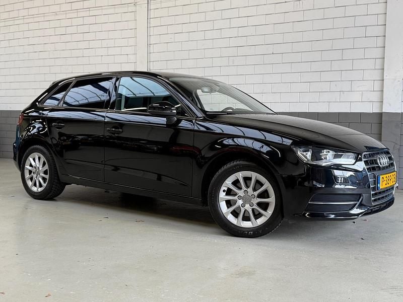 Zwart Occasion 2016 Audi A3 Sportback Ambition Hatchback | € 10.250 (Eerlijke prijs) - Afbeelding 1/4