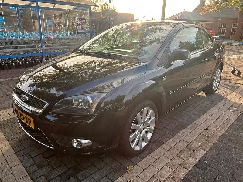 Zwart (metallic) Occasion 2008 Ford Focus Titanium Cabriolet | € 4.250 (Eerlijke prijs) - Afbeelding 1/3