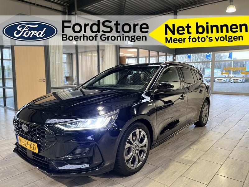 Zwart Gebruikt 2022 Ford Focus ST-Line X Stationwagen | € 21.485 (Eerlijke prijs) - Afbeelding 1/4