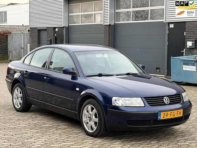 Blauw (metallic) Gebruikt 2000 VW Passat Sedan | € 2.499 - Afbeelding 1/4