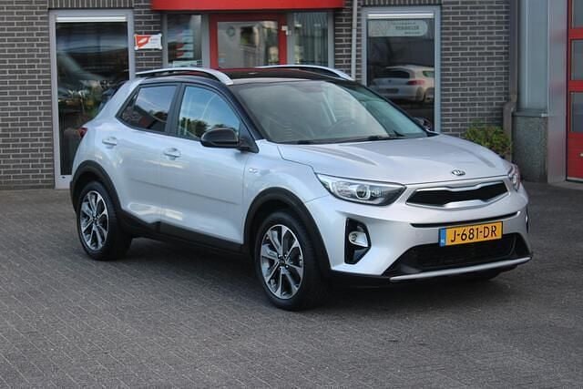 Grijs Gebruikt 2020 Kia Stonic SUV | € 15.750 (Eerlijke prijs) - Afbeelding 1/4