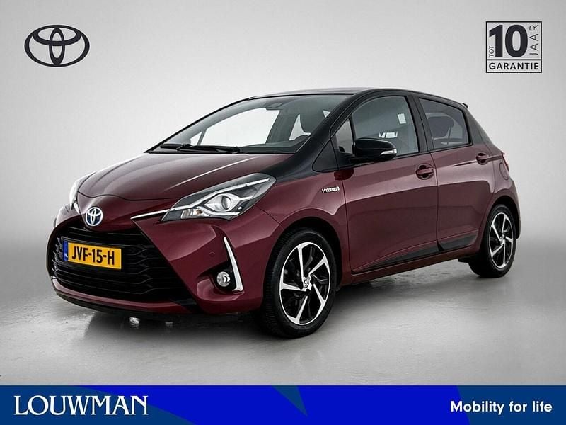 Occasion Toyota Yaris Hybrid Design 101 PK (74 kW) 2019 Rood Hatchback