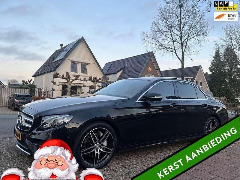 Zwart (metallic) Gebruikt 2016 Mercedes E220 Ambition Sedan | € 21.750 (Eerlijke prijs) - Afbeelding 1/3