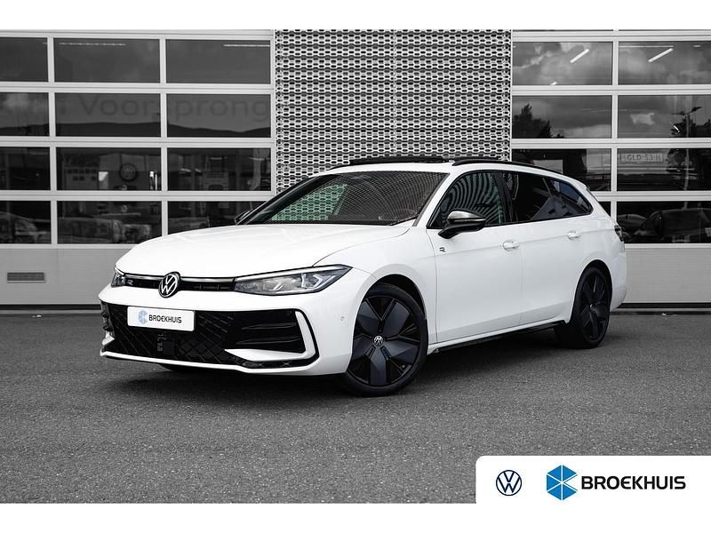 Wit Occasion 2025 VW Passat R-line Edition Stationwagen | € 45.490 (Eerlijke prijs) - Afbeelding 1/4