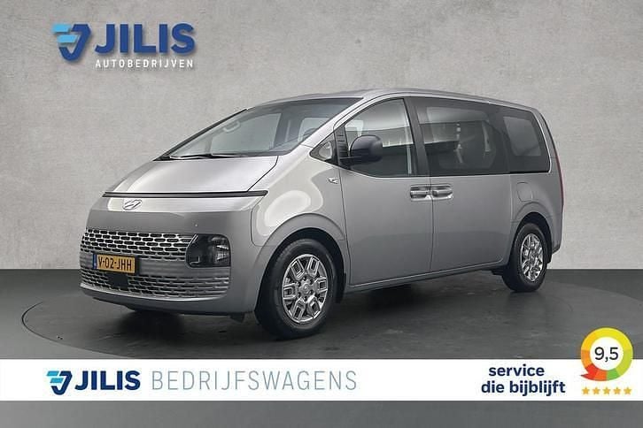 Grijs Occasion 2024 Hyundai Staria MPV | € 34.950 - Afbeelding 1/3