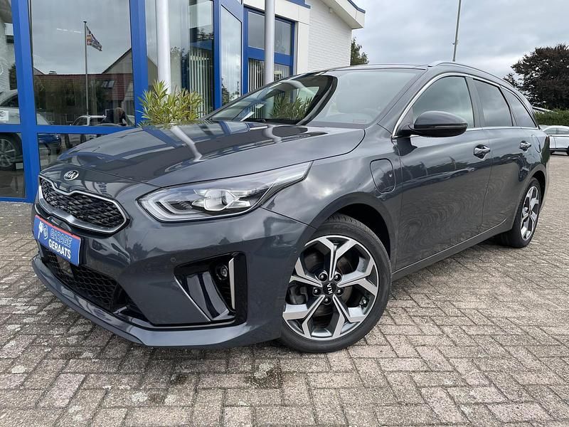 Grijs Gebruikt 2021 Kia Ceed Hatchback | € 23.750 (Eerlijke prijs) - Afbeelding 1/4