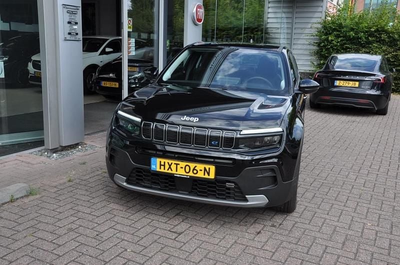 Zwart Nieuw 2025 Jeep Avenger EV Altitude SUV | € 33.900 - Afbeelding 1/4