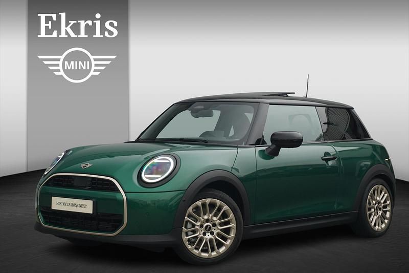 Occasion Mini Cooper Favoured 156 PK (114 kW) 2024 British racing green Hatchback