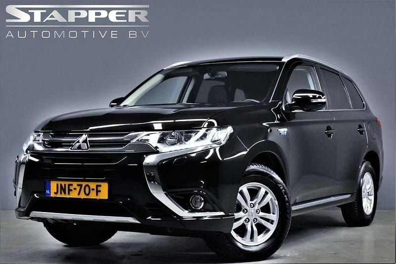 Zwart Occasion 2016 Mitsubishi Outlander P-HEV Edition SUV | € 16.995 (Eerlijke prijs) - Afbeelding 1/4