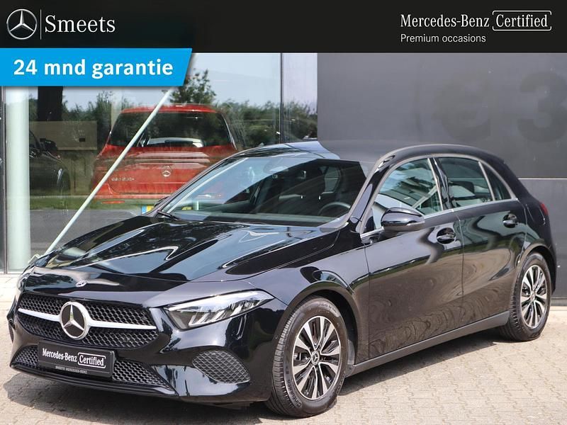 Zwart Gebruikt 2024 Mercedes A180 Edition Hatchback | € 32.888 (Eerlijke prijs) - Afbeelding 1/4