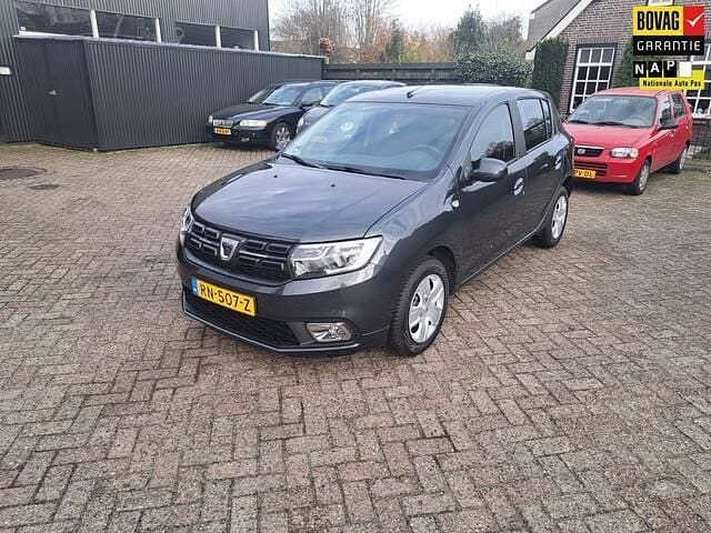 Grijs (metallic) Gebruikt 2017 Dacia Sandero Lauréate Hatchback | € 7.950 (Goede deal) - Afbeelding 1/4