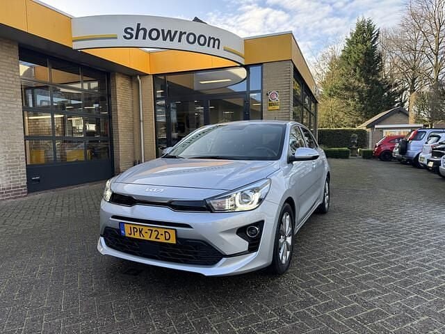 Grijs (metallic) Gebruikt 2023 Kia Rio Comfort Hatchback | € 17.995 (Eerlijke prijs) - Afbeelding 1/4