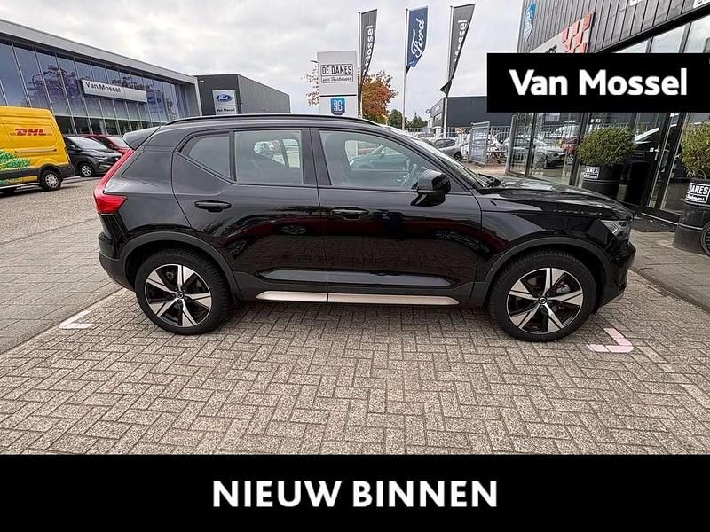 Zwart Gebruikt 2022 Volvo XC40 Pro SUV | € 31.945 (Super prijs) - Afbeelding 1/2