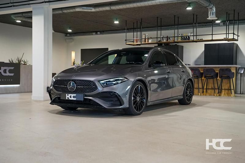 Grijs Gebruikt 2023 Mercedes A200 AMG Sedan | € 36.950 (Duur) - Afbeelding 1/4