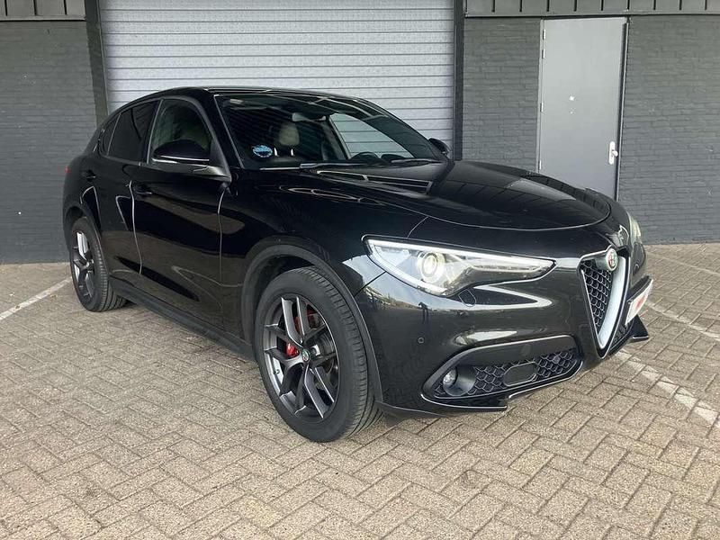 Zwart Gebruikt 2017 Alfa Romeo Stelvio Super SUV | € 17.200 (Goede deal) - Afbeelding 1/4