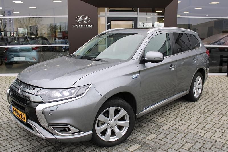 Grijs Gebruikt 2020 Mitsubishi Outlander P-HEV Intense+ SUV | € 17.950 (Super prijs) - Afbeelding 1/2