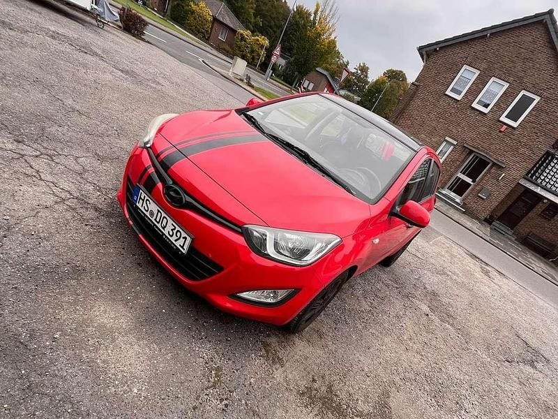 Rood Gebruikt 2012 Hyundai i20 Sedan | € 2.500 (Goede deal) - Afbeelding 1/4