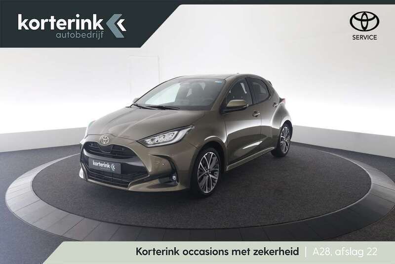 Groen, metallic lak Gebruikt 2024 Toyota Yaris Executive Hatchback | € 29.950 (Duur) - Afbeelding 1/4