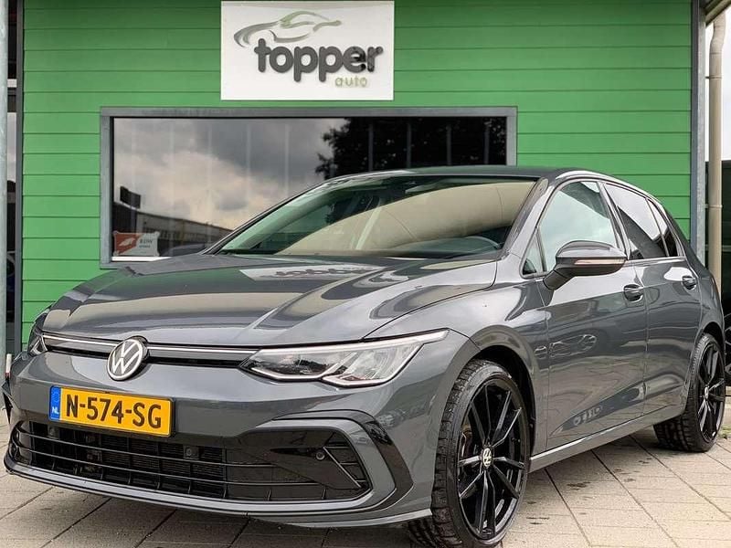 Grijs, metallic lak Gebruikt 2021 VW Golf VIII Business Hatchback | € 17.950 (Eerlijke prijs) - Afbeelding 1/4