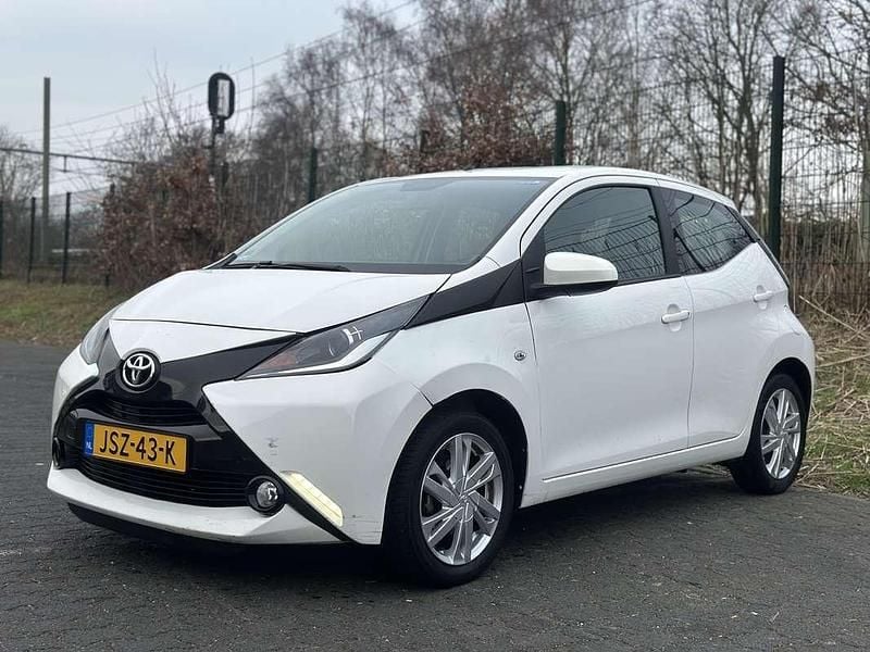 Wit Occasion 2017 Toyota Aygo Hatchback | € 4.999 (Super prijs) - Afbeelding 1/4
