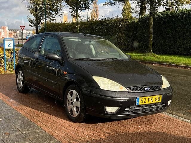 Zwart Gebruikt 2004 Ford Focus Futura Hatchback | € 950 (Eerlijke prijs) - Afbeelding 1/4