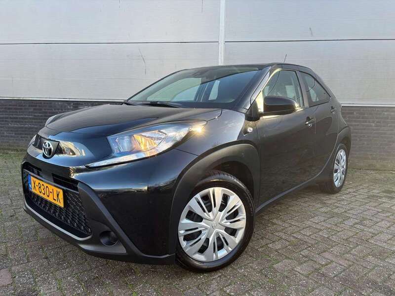Zwart, metallic lak Gebruikt 2023 Toyota Aygo Play Hatchback | € 18.480 (Eerlijke prijs) - Afbeelding 1/4
