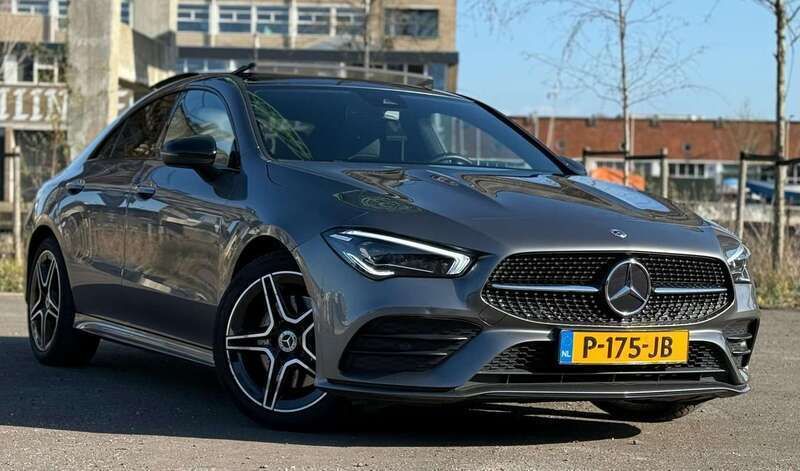 Grijs Gebruikt 2022 Mercedes CLA200 Business Sedan | € 31.250 (Eerlijke prijs) - Afbeelding 1/4