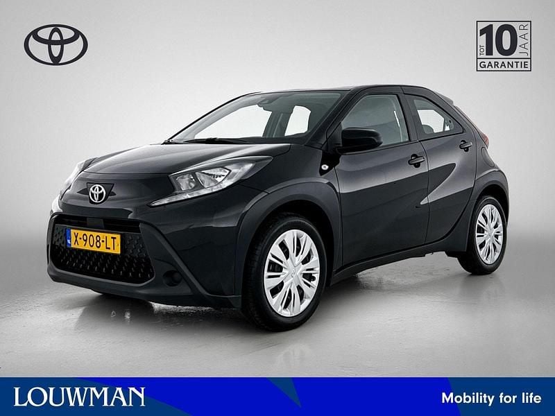 Zwart Gebruikt 2024 Toyota Aygo Play Hatchback | € 19.445 (Goede deal) - Afbeelding 1/3