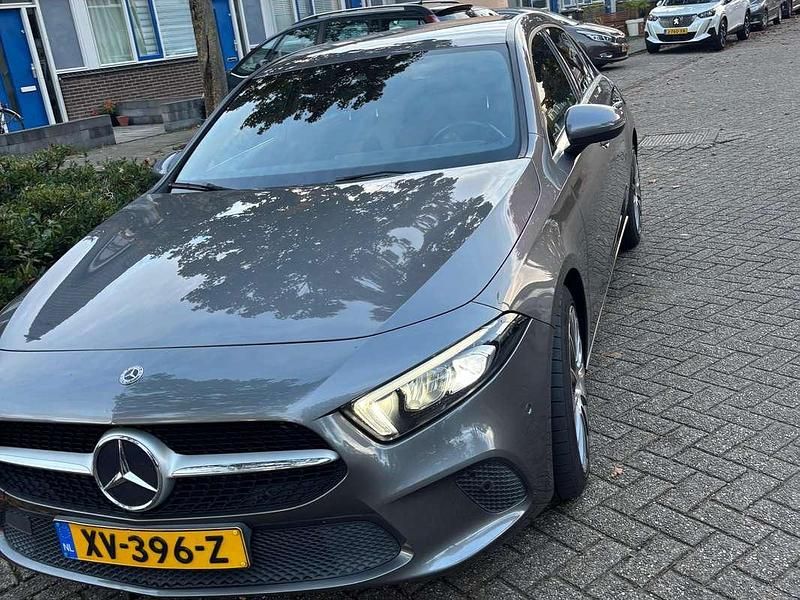 Grijs Gebruikt 2019 Mercedes A180 Hatchback | € 19.500 (Goede deal) - Afbeelding 1/4