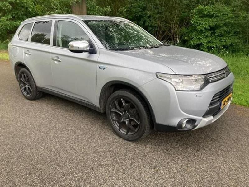 Grijs Gebruikt 2015 Mitsubishi Outlander P-HEV Edition SUV | € 10.814 (Goede deal) - Afbeelding 1/4