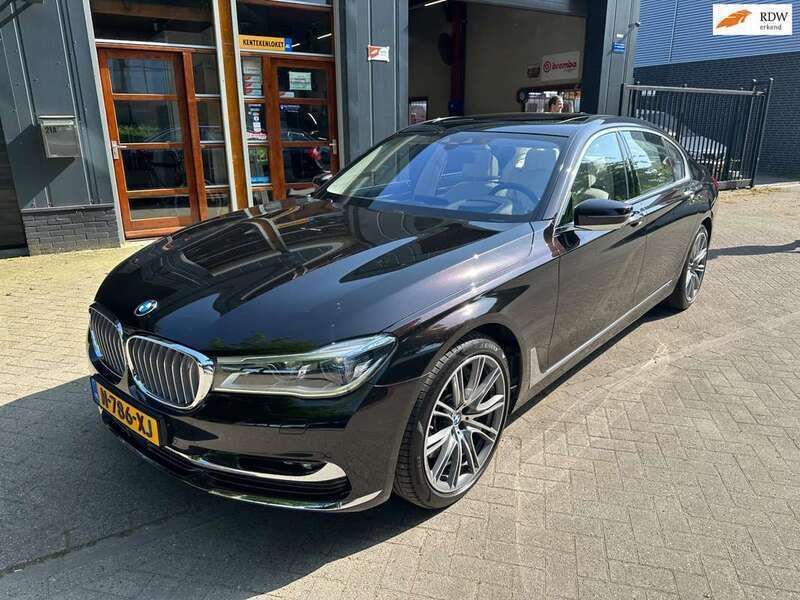 Bruin Gebruikt 2017 BMW 750L Executive Sedan | € 41.999 (Eerlijke prijs) - Afbeelding 1/4