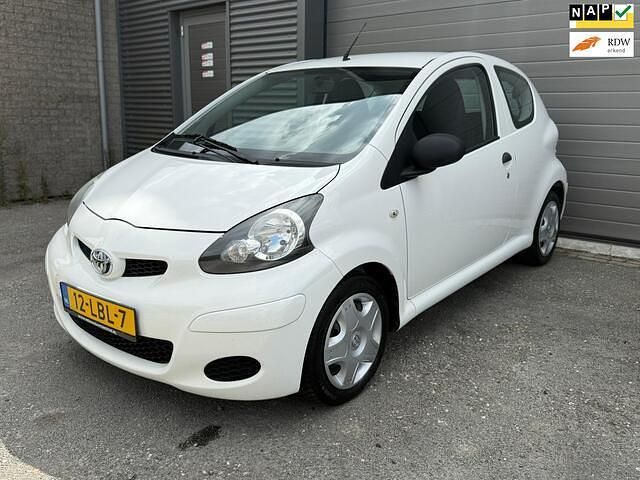 Wit Gebruikt 2010 Toyota Aygo Hatchback | € 2.250 (Goede deal) - Afbeelding 1/4