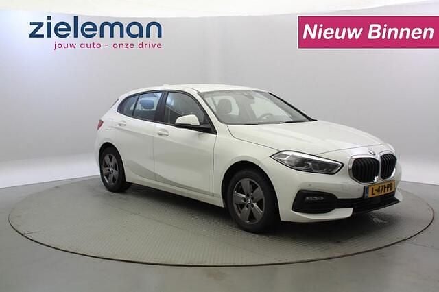 Wit Gebruikt 2021 BMW 118 Comfort Edition Hatchback | € 18.845 (Eerlijke prijs) - Afbeelding 1/4