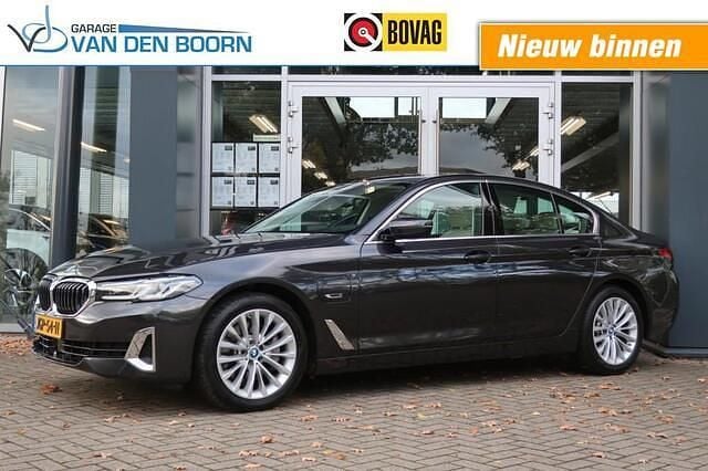 Grijs Gebruikt 2022 BMW 530e Luxury Line Sedan | € 39.950 (Super prijs) - Afbeelding 1/4