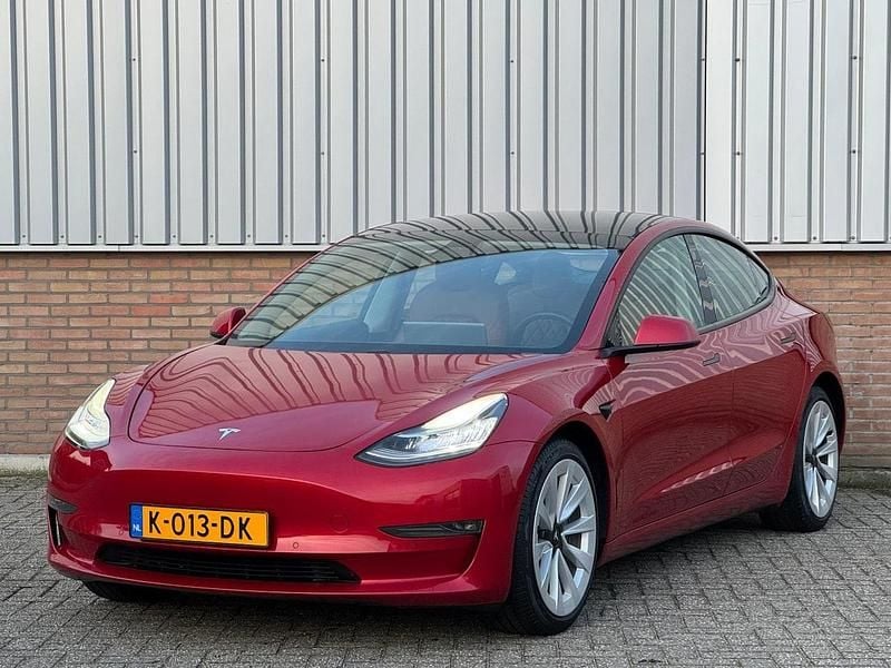 Rood Gebruikt 2020 Tesla Model 3 Long Range AWD Sedan | € 22.950 (Goede deal) - Afbeelding 1/4