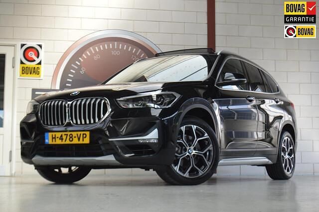 Zwart Gebruikt 2019 BMW X1 Executive SUV | € 20.880 (Eerlijke prijs) - Afbeelding 1/4
